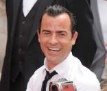 Justin Theroux assiste à l'hommage de Jennifer Aniston qui dépose ses empreintes dans le ciment d'Hollywood le 7 juillet 2011