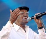Manuel Galban rejoint le chanteur du groupe Buena Vista Social Club, Ibrahim Ferrer, au paradis des artistes. 
