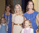 La princesse Caroline de Hanovre retrouvait dimanche 10 juillet 2011 son amie la princesse Camilla de Bourbon-Siciles et ses deux fillettes au Forum Grimaldi, à Monaco, pour découvrir l'exposition  Magnificence et grandeur des maisons royales  recensant plus de 600 objets retraçant trois siècles d'histoire des royautés européennes.
