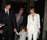 Milla Jovovich, son époux Paul W.S. Anderson et leur fille Ever, famille bonheur à Paris le 23 juin 2011