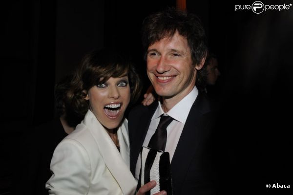 Milla Jovovich, son époux Paul W.S. Anderson et leur fille Ever, famille bonheur à Paris le 23 juin 2011