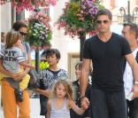 David Charvet et sa compagne Brooke Burke, se promènent à Los Angeles avec leurs enfants Rain et Shaya, le 14 juillet 2011