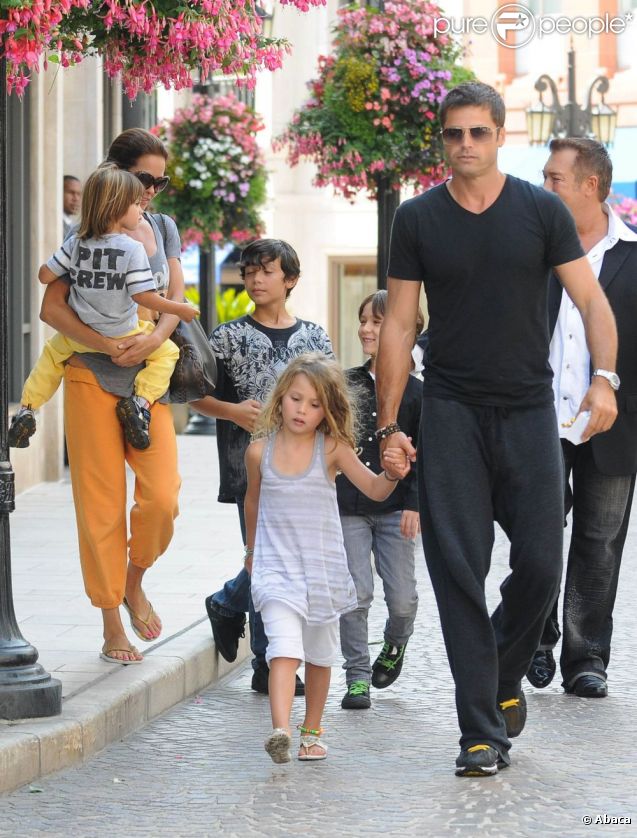 David Charvet et sa compagne Brooke Burke, se promènent à Los Angeles avec leurs enfants Rain et Shaya, le 14 juillet 2011