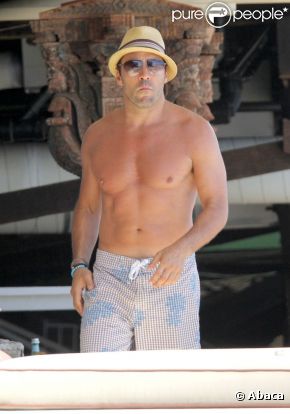 Jeremy Piven sur la plage de Malibu avec des amies le 2 juillet 2011