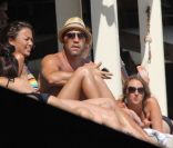 Jeremy Piven sur la plage de Malibu avec des amies le 2 juillet 2011