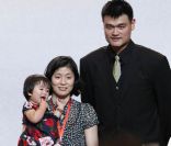 Yao Ming, le plus grand joueur chinois de basketball, a pris sa retraite en juillet 2011 après neuf saisons en NBA chez les Houston Rockets. Le 20 juillet 2011, il donnait une conférence de presse dans sa ville natale de Shanghai, entouré de sa femme Ye Li et de leur petite Yao Quinlei (Amy). 