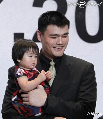 Yao Ming, le plus grand joueur chinois de basketball, a pris sa retraite en juillet 2011 après neuf saisons en NBA chez les Houston Rockets. Le 20 juillet 2011, il donnait une conférence de presse dans sa ville natale de Shanghai, entouré de sa femme Ye Li et de leur petite Yao Quinlei (Amy). 