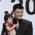 Yao Ming : L'icône de la NBA fait ses adieux, sa femme et son bébé près de lui