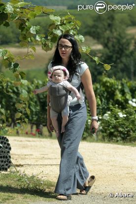  La princesse Josephine avec une nounou, au château de Caïx. 
 La famille royale danoise, en date du 18 juillet 2011, a investi sa résidence d'été du château de Caïx, en France, près de Cahors dans le Lot. 