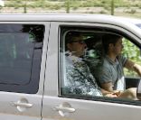  Le prince Frederik convoie des amis... 
 La famille royale danoise, en date du 18 juillet 2011, a investi sa résidence d'été du château de Caïx, en France, près de Cahors dans le Lot. 