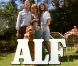 Alf, adorable extraterrestre, star de la série éponyme, entouré des quatre membres de la famille Tanner.