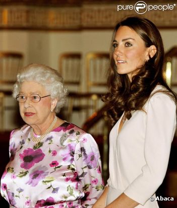 Kate Middleton et la reine Elizabeth II découvrent l'installation de la fameuse robe de mariée de la duchesse, au palais de Buckingham, le 22 juillet 2011.
