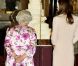 Kate Middleton et la reine Elizabeth II découvrent la pièce montée du mariage du siècle, au palais de Buckingham, le 22 juillet 2011.