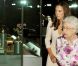 Kate Middleton et la reine Elizabeth II découvrent l'installation de la  fameuse robe de mariée de la duchesse, au palais de Buckingham, le 22  juillet 2011.