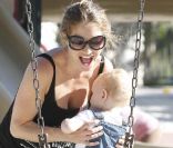 <p>Alors que son mari est en réhab, Rebecca Gayheart garde le sourire grâce à sa fille Billie-Beatrice.</p>