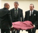 Le corps d'Amy Winehouse est transporté de son appartement à Camden Town à Londres, où elle a été retrouvée morte le 23 juillet 2011