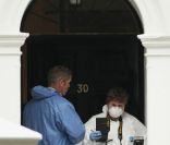 Les services médicaux devant la maison d'Amy Winehouse à Camden Town à Londres le 23 juillet 2011,  le jour de sa mort 