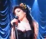 Amy Winehouse se produit aux Grammy Awards en 2008.