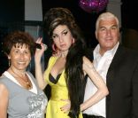 La  statue en cire d'Amy Winehouse avec ses parents, Mitch et Janis
