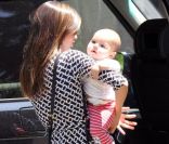 Miranda Kerr ne lâche pas une seule seconde son beau bébé des yeux, même pour sortir de sa voiture alors qu'elle rend visite à une amie à Santa Barbara le 23 juillet 2011