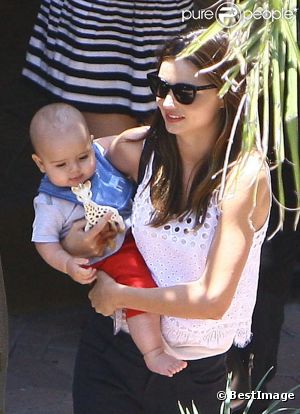 Miranda Kerr et son adorable bébé le 14 juillet pour visiter une amie.