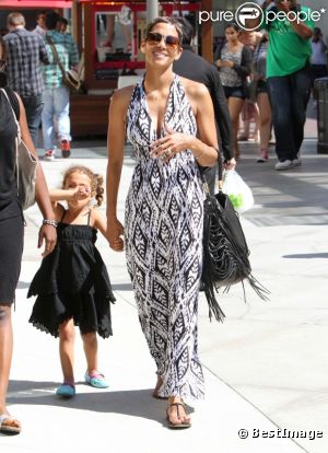 Halle Berry en balade avec sa belle Nahla dans le quartier commercial de Century City à Los Angeles le 26 juillet 2011