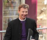 Le Révérend Neil Gardner arrive au mariage de Zara Phillips et de Mike Tindall, le 30 juillet 2011, à Edimbourg, en Ecosse.