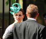 Kirsty Gallacher et Paul Sampson arrivent au mariage de Zara Phillips et de Mike Tindall, à Edimbourg, le 30 juillet 2011.