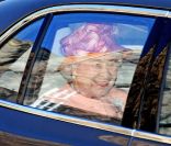 La reine Elizabeth II arrive au mariage de Zara Phillips et de Mike Tindall, à Edimbourg, le 30 juillet 2011.