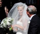 Zara Phillips arrive à l'église en vue de se marier avec son fiancé Mike Tindall, à Edimbourg, le 30 juillet 2011.