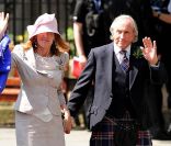 Jackie Stewart et son épouse Alexandra arrivent au mariage de Zara Phillips et de Mike Tindall, à Edimbourg, le 30 juillet 2011.