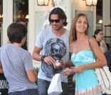 Paolo Maldini, ancienne star italienne du foot, et sa famille font du shopping à Miami le 21 juillet 2011