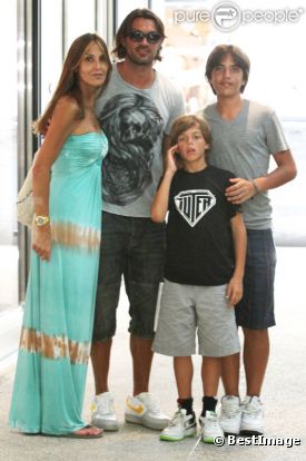Paolo Maldini, ancienne star italienne du foot, son épouse Adriana Fossa et leurs fils Christian et Daniel font du shopping à Miami le 21 juillet 2011