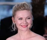 Kirsten Dunst récompensée du prix d'interprétation féminine au Festival de Cannes, le 22 mai 2011.
