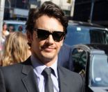 James Franco, version costume, à sa sortie du Late Show de David Letterman à New York le 1 août 2011.