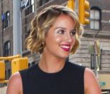 Dianna Agron a reçu des cadeaux de fans à son arrivée pour Le Late Show de David Letterman à New York le 1 août 2011.
