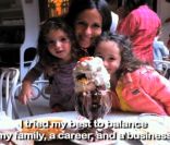 Soleil Moon Frye, entourée de ses deux filles dans sa vidéo promo pour son livre Happy Chaos