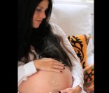 Soleil Moon Frye enceinte dans sa vidéo promo pour son livre Happy Chaos