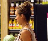 Jessica Alba dans un supermarché à Los Angeles le 2 août 2011