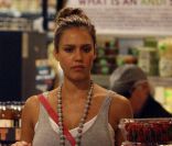 Jessica Alba dans un supermarché à Los Angeles le 2 août 2011