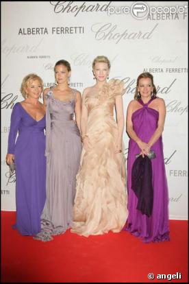 Bar Refaeli, Cate Blanchett, Alberta Ferretti et Caroline Scheufele Gruosi ià la soirée Chopard et Alberta Ferretti sur la plage du Carlton, le 14/05/08