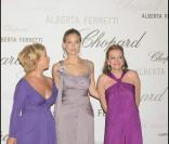 Bar Refaeli entourée par Alberta Ferretti et Caroline Scheufele Gruosi 