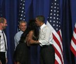 Barack Obama chaleureusement acceuilli à Chicago par Jennifer Hudson pour un événement caritatif le 3 août 2011. Il en a profité pour fêter un peu en avance, son anniversaire !
