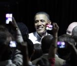 Barack Obama a pris un bain de foule à Chicago pour un événement caritatif le 3 août 2011. Il en a profité pour fêter un peu en avance, son anniversaire !