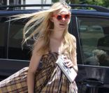 Elle Fanning à Los Angeles le 5 août 2011 dans un look teenage qu'on adore.
