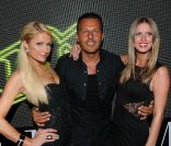 Paris Hilton passe un moment festif avec sa soeur Nicky et Jean-Roch au VIP Room de Jean-Roch, à Saint-Tropez. Août 2011