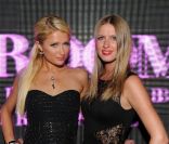 Paris Hilton passe un moment festif avec sa soeur Nicky au VIP Room de Jean-Roch, à Saint-Tropez. Août 2011