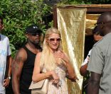 Paris Hilton sort du Nikki Beach. Août 2011