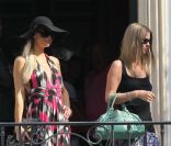Paris Hilton et Nicky Hilton se rendent dans un magasin Chanel, samedi 6 août 2011, à St-Tropez.