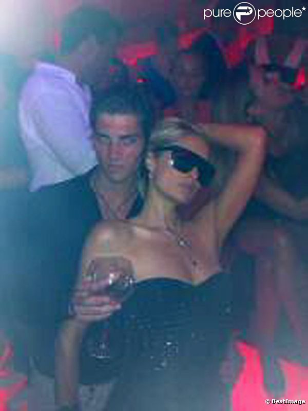 Paris Hilton a fini la soirée en compagnie du mannequin français Michael Champion, au VIP Room de St-Tropez, vendredi 5 août 2011.